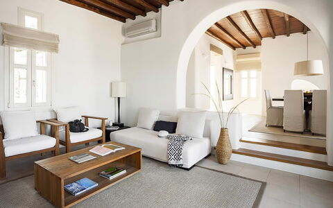 Efkalia: Mobilia, Interior Design, Pavimentazione, Divano, Pavimento, Legna, Soggiorno, Soffitto, Camera, Appartamento