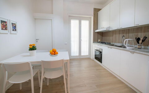 Apartment Bud: Mobilia, Pavimentazione, Interior Design, Legna, Pavimento, Camera, Cucina, Casa, Pavimento In Legno, Tavolo