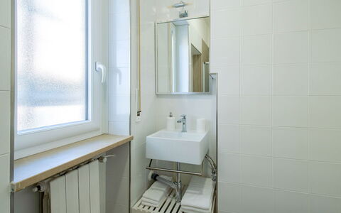 Apartment Bud: Bagno, Parete, Pavimentazione, Idraulico Fixture, Pavimento, Interior Design, Lavandino Del Bagno, Lavello, Idraulico, Rubinetto