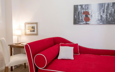 Apartment Bud: Mobilia, Interior Design, Rosso, Divano, Tessile, Pavimentazione, Pavimento, Casa, Soggiorno