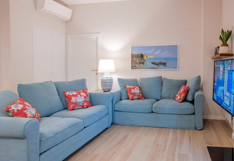 Apartment Bud: Mobilia, Divano, Interior Design, Pavimentazione, Pavimento, Camera, Soggiorno, Appartamento, Tessile, Lancia Cuscino