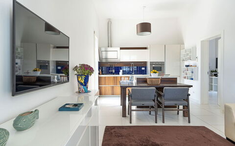 Villa Betty: Mobilia, Interior Design, Pavimentazione, Sedia, Pavimento, Soffitto, Legna, Tavolo, Camera, Cucina