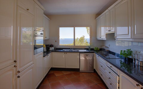 Baloo: Cucina, Controsoffitto, Elettrodomestico Da Cucina, Cabinetry, Interior Design, Pavimentazione, Mobilia, Apparecchio Major, Legna, Pavimento