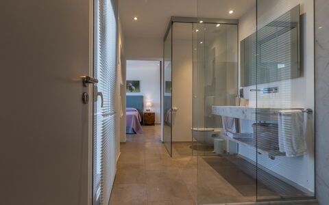 Baloo: Interior Design, Pavimentazione, Pavimento, Parete, Soffitto, Bagno, Idraulico Fixture, Illuminazione, Camera, Porta