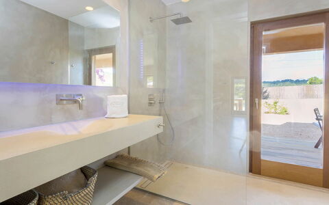 Villa Allegra: Pavimentazione, Idraulico Fixture, Pavimento, Interior Design, Soffitto, Bagno, Rubinetto, Idraulico, Lavello, Lampada