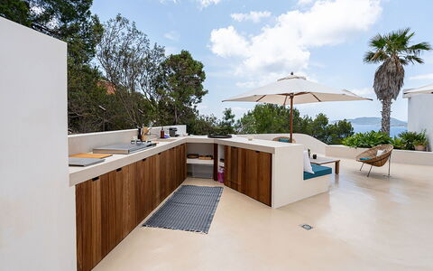 Villa Tagada: Legna, Pavimentazione, Mobilia, Pavimento, Cucina, Controsoffitto, Sedia, Color Legno, Shade, Latifoglie