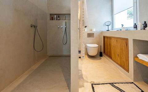 Villa Tagada: Pavimentazione, Pavimento, Parete, Idraulico Fixture, Bagno, Interior Design, Legna, Rubinetto, Lavandino Del Bagno, Soffitto
