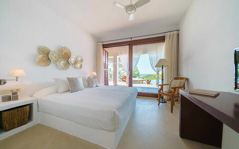 Villa Francisca: Mobilia, Letto, Interior Design, Legna, Pavimentazione, Pavimento, Camera Da Letto, Soffitto, Illuminazione, Bedding