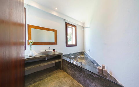 Villa Francisca: Pavimentazione, Legna, Pavimento, Interior Design, Idraulico Fixture, Soffitto, Illuminazione, Rubinetto, Bagno, Idraulico