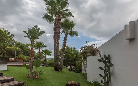 Villa Francisca: Arbusto, Giardino, Woody Impianto, Landscaping, Shade, Prato, Cortile, Backyard, Eco Hotel
