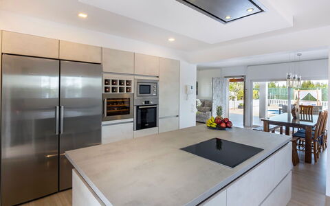 Villa Sabor: Cucina, Controsoffitto, Pavimentazione, Elettrodomestico Da Cucina, Mobilia, Interior Design, Pavimento, Cabinetry, Apparecchio Major, Legna