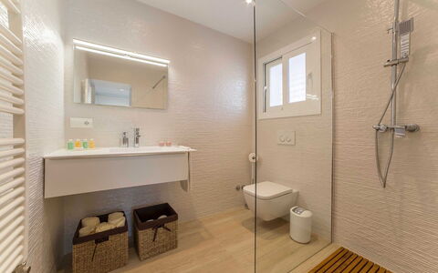Villa Sabor: Pavimentazione, Bagno, Parete, Pavimento, Interior Design, Idraulico Fixture, Mobiletto Del Bagno, Soffitto, Idraulico, Illuminazione