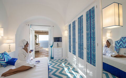 Villa Melissa: Blu, Mobilia, Ricorrere, Appartamento, Hotel, Mobili Da Esterno, Sedia, Piscina, Design, Vacanza