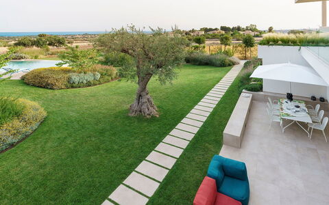 Villa Bel Prato: Giardino, Lotto, Prato, Landscaping, Cortile, Shade, Backyard, Erba Sintetica, Estate, Hacienda