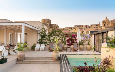 Sibilla: Appartamento, Vaso Di Fiori, Pianta Della Casa, Hotel, Cortile, Balcone, Villa