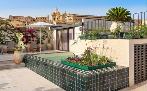 Sibilla: Vaso Di Fiori, Appartamento, Pianta Della Casa, Giardino, Cortile, Landscaping, Balcone, Piastrella, Villa, Hotel