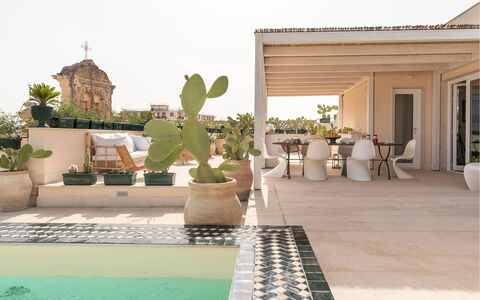 Sibilla: Appartamento, Vaso Di Fiori, Balcone, Pianta Della Casa, Mobili Da Esterno, Cortile, Hotel