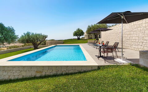 Green Hill: Piscina, Blu, Materiale Composito, Ricorrere, Flagstone, Estate, Giardino, Landscaping, Mobili Da Esterno, Agriturismo