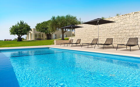 Green Hill: Blu, Piscina, Mobili Da Esterno, Ricorrere, Shade, Landscaping, Estate, Lettino, Eco Hotel, Design