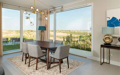 Green Hill: Mobilia, Interior Design, Sedia, Tavolo, Pavimentazione, Cucina & Sala Da Pranzo Tavolo, Pavimento, Sala Da Pranzo, Soffitto, Camera