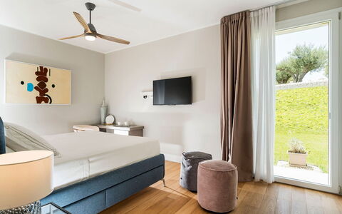 Green Hill: Mobilia, Interior Design, Pavimentazione, Letto, Pavimento, Legna, Camera, Soffitto, Casa, Camera Da Letto
