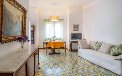 Apartment Amina: Pavimentazione, Pavimento, Interior Design, Camera, Soffitto, Tappeto, Piastrella, Soggiorno