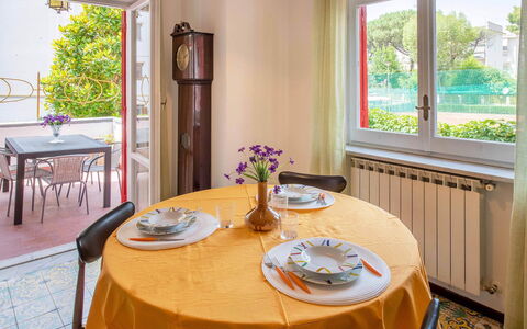 Apartment Amina: Interior Design, Mobilia, Sala Da Pranzo, Pavimentazione, Tavolo, Camera, Tovaglia, Cucina & Sala Da Pranzo Tavolo, Pavimento, Casa