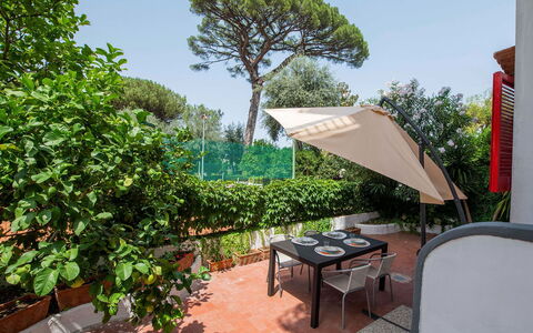 Apartment Amina: Shade, Mobili Da Esterno, Giardino, Sedia, Tavolo Esterno, Cortile, Balcone, Landscaping, Eco Hotel, Backyard