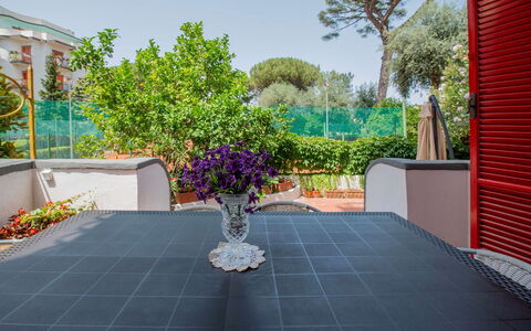 Apartment Amina: Mobili Da Esterno, Mobilia, Giardino, Tavolo Esterno, Sedia, Shade, Cucina & Sala Da Pranzo Tavolo, Vaso Di Fiori, Landscaping, Backyard