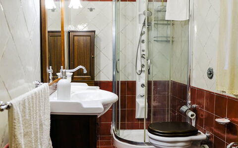 Villa Virna: Bagno, Lavandino Del Bagno, Idraulico Fixture, Interior Design, Lavello, Pavimentazione, Pavimento, Rubinetto, Camera, Idraulico