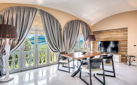 Villa la Brezza: Mobilia, Interior Design, Divano, Pavimentazione, Pavimento, Illuminazione, Soggiorno, Tavolo, Soffitto, Casa