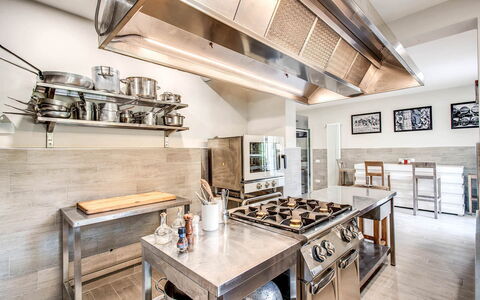 Villa la Brezza: Cucina, Elettrodomestico Da Cucina, Controsoffitto, Interior Design, Pavimentazione, Apparecchio Major, Legna, Elettrodomestico, Soffitto, Mobilia