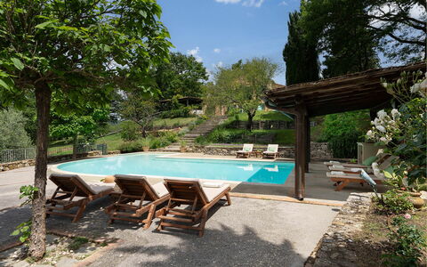 Villa la Foresta: Mobili Da Esterno, Estate, Hacienda, Shade, Giardino, Flagstone, Backyard, Cortile, Villa, Piscina