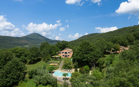 Villa la Foresta: Collina, Paesaggio Naturale, Montagna, Paesaggio, Highland, Area Rurale, Hill Station, Insediamento Umano, Catena Montuosa, Estate