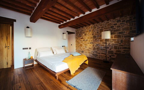 Villa Torre del Chianti: Parete, Interior Design, Pavimentazione, Mobilia, Legna, Camera Da Letto, Pavimento, Letto, Soffitto, Pavimento In Legno