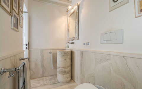 Villa Chianti: Pavimentazione, Idraulico Fixture, Pavimento, Interior Design, Rubinetto, Idraulico, Piastrella, Bagno, Lavello, Marmo