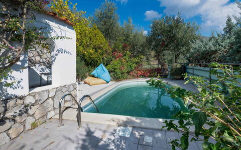 Villa Eva: Blu, Piscina, Giardino, Backyard, Shade, Giochi D'Acqua, Landscaping, Mobili Da Esterno, Ricorrere, Eco Hotel