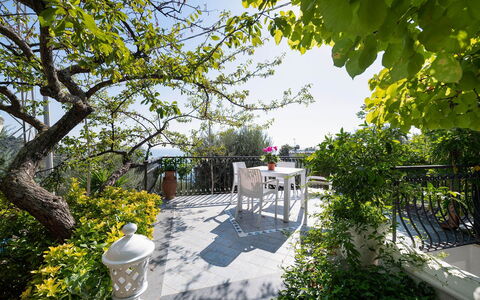 Villa Eva: Mobilia, Sedia, Primavera, Giardino, Shade, Mobili Da Esterno, Vaso Di Fiori, Landscaping, Cortile