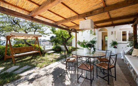 Villa Eva: Mobilia, Tavolo, Sedia, Mobili Da Esterno, Portico, Vaso Di Fiori, Tavolo Esterno, Pavimento, Cucina & Sala Da Pranzo Tavolo, Terrazza