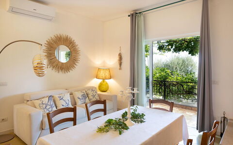 Villa Eva: Mobilia, Interior Design, Tavolo, Sedia, Sala Da Pranzo, Legna, Pavimentazione, Cucina & Sala Da Pranzo Tavolo, Soffitto, Pavimento