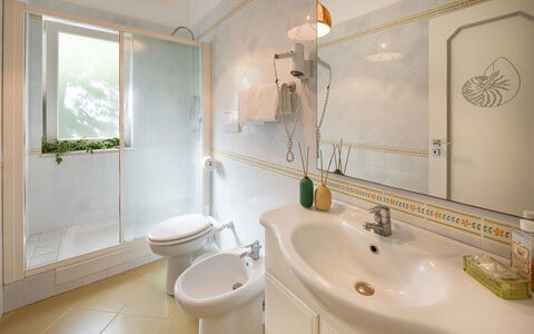 Villa Eva: Interior Design, Pavimentazione, Pavimento, Idraulico Fixture, Bagno, Camera, Soffitto, Illuminazione, Lavello, Rubinetto