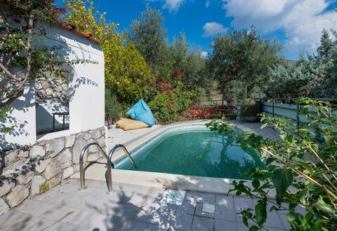 Villa Eva: Blu, Piscina, Giardino, Backyard, Shade, Giochi D'Acqua, Landscaping, Mobili Da Esterno, Ricorrere, Eco Hotel