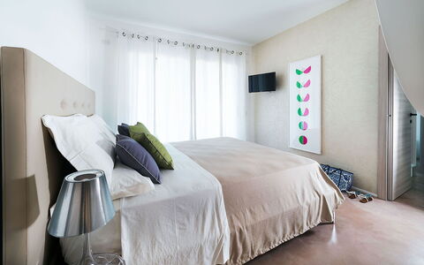 Villa Matilde: Mobilia, Letto, Interior Design, Bedding, Camera Da Letto, Parete, Pavimento, Lenzuolo, Pavimentazione, Camera