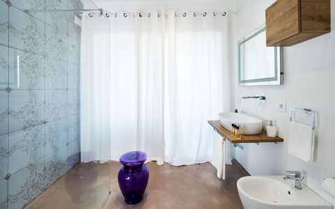 Villa Matilde: Interior Design, Parete, Pavimentazione, Idraulico Fixture, Pavimento, Bagno, Illuminazione, Idraulico, Casa, Rubinetto