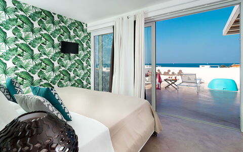 Villa Matilde: Blu, Mobilia, Ricorrere, Mare, Appartamento, Biancheria, Sedia, Hotel, Camera Da Letto, Mobili Da Esterno