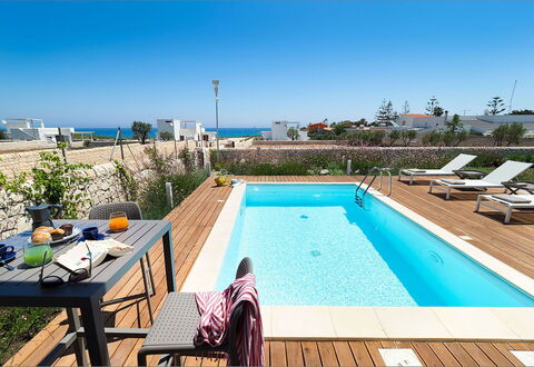 Villa Matilde: Piscina, Ricorrere, Eco Hotel, Mobili Da Esterno, Hotel, Shade, Ombrello, Design, Villa, Sedia