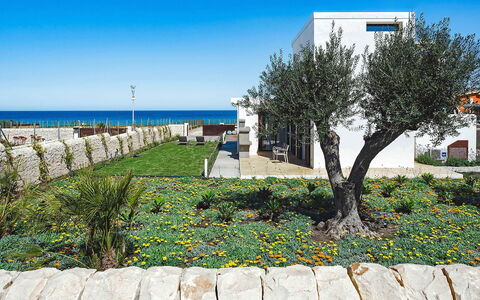 Villa Federica: Shade, Landscaping, Giardino, Passerella, Villa