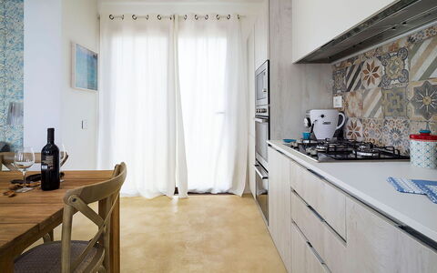 Villa Federica: Pavimentazione, Mobilia, Cucina, Interior Design, Pavimento, Legna, Controsoffitto, Apparecchio Major, Elettrodomestico Da Cucina, Cabinetry