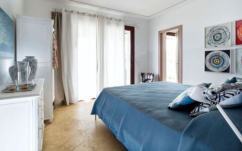 Villa Federica: Mobilia, Interior Design, Letto, Camera Da Letto, Parete, Pavimentazione, Bedding, Lenzuolo, Pavimento, Legna