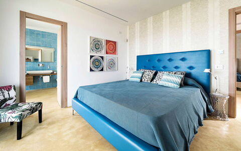 Villa Federica: Mobilia, Blu, Interior Design, Letto, Camera Da Letto, Pavimentazione, Parete, Pavimento, Legna, Camera